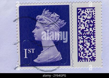 Lila 1. Klasse-Stempel mit Kopf von Königin Elizabeth II., auf Umschlag geklebt - Stempel mit Barcode, Strichcode UK Stockfoto