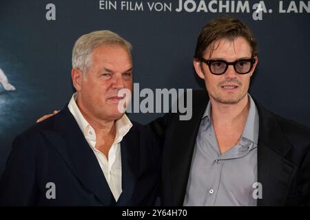 Essen, Deutschland. September 2024. Von links nach rechts Regisseur Joachim LANG, Schauspieler Sam RILEY, Filmpremiere CRANKO in der Lichtburg in Essen, 23. September 2024. Quelle: dpa/Alamy Live News Stockfoto