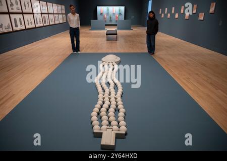 Tate Britain, London, UK. September 2024. Pio Abad, Claudette Johnson, Jasleen Kaur und Delaine Le Bas sind die vier Künstler, die für den Turner Prize 2024 in die engere Wahl kamen. Ihre vielseitige Arbeit ist ab 25. September 2024 im Tate Britain zu sehen, der Gewinner wurde am 3. Dezember 2024 bekannt gegeben. Bild: Pio Abad erforscht kulturellen Verlust und koloniale Geschichte und reflektiert oft seine Erziehung auf den Philippinen. Quelle: Malcolm Park/Alamy Live News Stockfoto