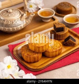 Genießen Sie die Süße der Mondkuchen! Jeder Bissen ist eine herrliche Mischung aus Tradition und Geschmack, perfekt zum Feiern von Zweisamkeit. Stockfoto