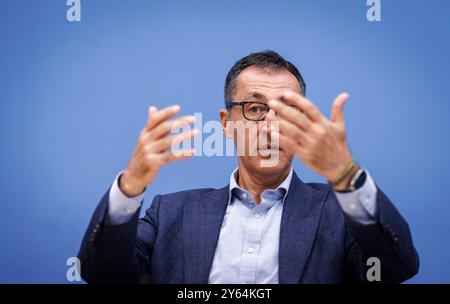 CEM Oezdemir, Bundesminister für Landwirtschaft und Ernaehrung, gibt spricht in der Bundespressekonferenz zur Vorstellung des Ernaehrungsreports 2024 in Berlin, 24.09.2024. Berlin Deutschland *** Cem Oezdemir, Bundesministerin für Landwirtschaft und Ernährung, spricht auf der Bundespressekonferenz zur Präsentation des Ernährungsberichts 2024 in Berlin, 24 09 2024 Berlin Deutschland Copyright: XJulianexSonntagx Stockfoto