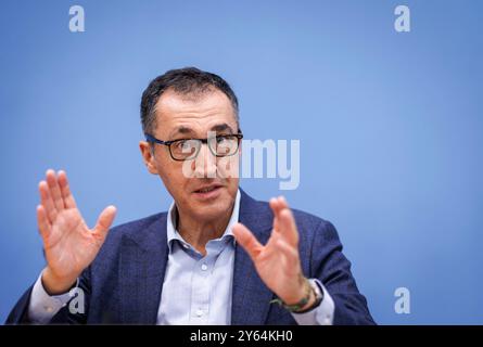 CEM Oezdemir, Bundesminister für Landwirtschaft und Ernaehrung, gibt spricht in der Bundespressekonferenz zur Vorstellung des Ernaehrungsreports 2024 in Berlin, 24.09.2024. Berlin Deutschland *** Cem Oezdemir, Bundesministerin für Landwirtschaft und Ernährung, spricht auf der Bundespressekonferenz zur Präsentation des Ernährungsberichts 2024 in Berlin, 24 09 2024 Berlin Deutschland Copyright: XJulianexSonntagx Stockfoto