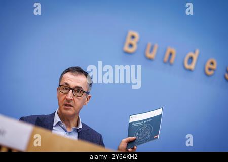 CEM Oezdemir, Bundesminister für Landwirtschaft und Ernaehrung, gibt spricht in der Bundespressekonferenz zur Vorstellung des Ernaehrungsreports 2024 in Berlin, 24.09.2024. Berlin Deutschland *** Cem Oezdemir, Bundesministerin für Landwirtschaft und Ernährung, spricht auf der Bundespressekonferenz zur Präsentation des Ernährungsberichts 2024 in Berlin, 24 09 2024 Berlin Deutschland Copyright: XJulianexSonntagx Stockfoto