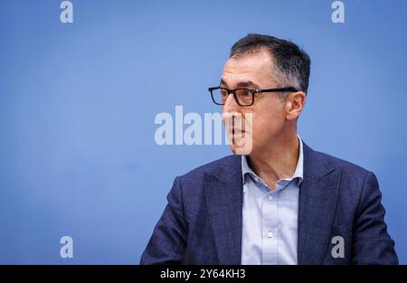 CEM Oezdemir, Bundesminister für Landwirtschaft und Ernaehrung, gibt spricht in der Bundespressekonferenz zur Vorstellung des Ernaehrungsreports 2024 in Berlin, 24.09.2024. Berlin Deutschland *** Cem Oezdemir, Bundesministerin für Landwirtschaft und Ernährung, spricht auf der Bundespressekonferenz zur Präsentation des Ernährungsberichts 2024 in Berlin, 24 09 2024 Berlin Deutschland Copyright: XJulianexSonntagx Stockfoto