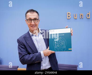 CEM Oezdemir, Bundesminister für Landwirtschaft und Ernaehrung, gibt spricht in der Bundespressekonferenz zur Vorstellung des Ernaehrungsreports 2024 in Berlin, 24.09.2024. Berlin Deutschland *** Cem Oezdemir, Bundesministerin für Landwirtschaft und Ernährung, spricht auf der Bundespressekonferenz zur Präsentation des Ernährungsberichts 2024 in Berlin, 24 09 2024 Berlin Deutschland Copyright: XJulianexSonntagx Stockfoto