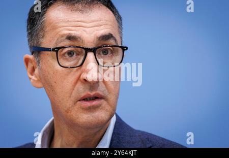 CEM Oezdemir, Bundesminister für Landwirtschaft und Ernaehrung, gibt spricht in der Bundespressekonferenz zur Vorstellung des Ernaehrungsreports 2024 in Berlin, 24.09.2024. Berlin Deutschland *** Cem Oezdemir, Bundesministerin für Landwirtschaft und Ernährung, spricht auf der Bundespressekonferenz zur Präsentation des Ernährungsberichts 2024 in Berlin, 24 09 2024 Berlin Deutschland Copyright: XJulianexSonntagx Stockfoto