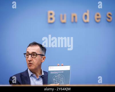 CEM Oezdemir, Bundesminister für Landwirtschaft und Ernaehrung, gibt spricht in der Bundespressekonferenz zur Vorstellung des Ernaehrungsreports 2024 in Berlin, 24.09.2024. Berlin Deutschland *** Cem Oezdemir, Bundesministerin für Landwirtschaft und Ernährung, spricht auf der Bundespressekonferenz zur Präsentation des Ernährungsberichts 2024 in Berlin, 24 09 2024 Berlin Deutschland Copyright: XJulianexSonntagx Stockfoto