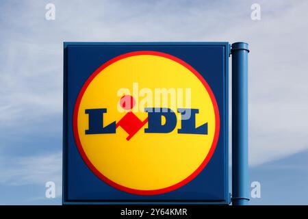 Macon, Frankreich - 15. März 2020: Lidl ist eine deutsche globale Discounter-Supermarktkette mit Sitz in Neckarsulm, Baden-Württemberg, Deutschland Stockfoto