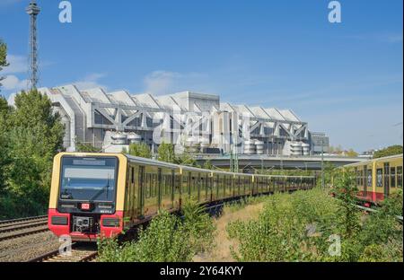 Ringbahn, S-Bahn vor dem Bahnhof Westkreuz, ICC, Westend, Charlottenburg, Berlin, Deutschland Stockfoto