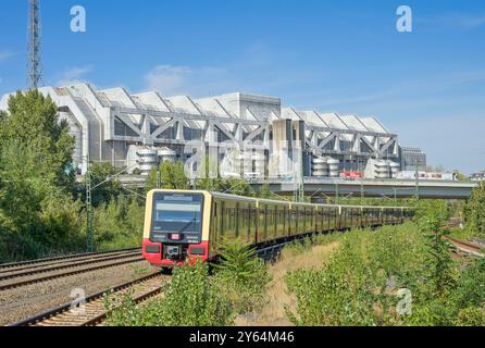 Ringbahn, S-Bahn vor dem Bahnhof Westkreuz, ICC, Westend, Charlottenburg, Berlin, Deutschland Stockfoto