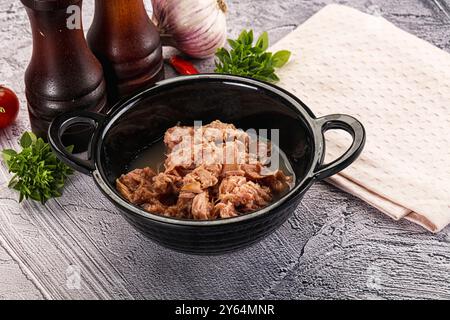 Thunfischkonserven in Dosen für Salate Stockfoto