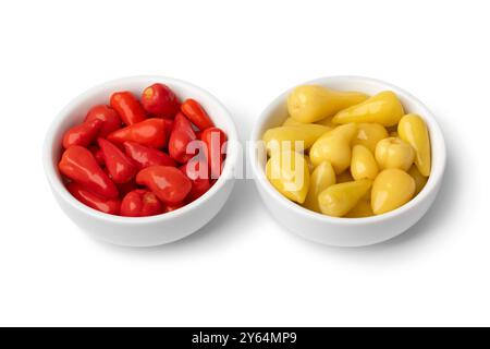 Schüssel mit eingelegten kleinen roten und gelben mexikanischen Paprika, isoliert auf weißem Hintergrund Stockfoto