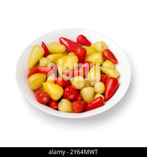 Schüssel mit eingelegten kleinen roten und gelben mexikanischen Paprika, isoliert auf weißem Hintergrund Stockfoto