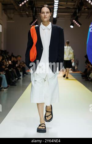 Paris, Frankreich. September 2024. CFCL Frühjahr/Sommer 2025 Laufsteg während der Pariser Fashion Week am 2024. September - Paris, Frankreich, 23/09/2024 Credit: dpa/Alamy Live News Stockfoto
