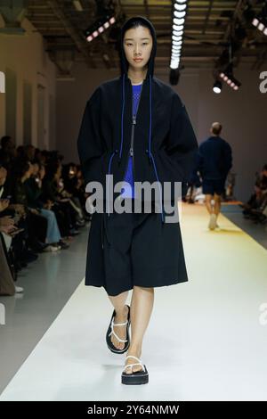 Paris, Frankreich. September 2024. CFCL Frühjahr/Sommer 2025 Laufsteg während der Pariser Fashion Week am 2024. September - Paris, Frankreich, 23/09/2024 Credit: dpa/Alamy Live News Stockfoto
