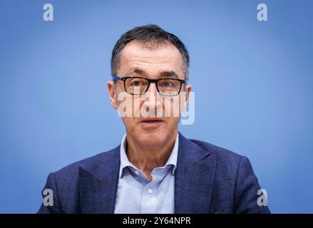 CEM Oezdemir, Bundesminister für Landwirtschaft und Ernaehrung, gibt spricht in der Bundespressekonferenz zur Vorstellung des Ernaehrungsreports 2024 in Berlin, 24.09.2024. Berlin Deutschland *** Cem Oezdemir, Bundesministerin für Landwirtschaft und Ernährung, spricht auf der Bundespressekonferenz zur Präsentation des Ernährungsberichts 2024 in Berlin, 24 09 2024 Berlin Deutschland Copyright: XJulianexSonntagx Stockfoto