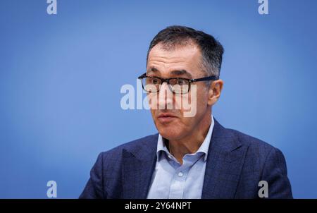 CEM Oezdemir, Bundesminister für Landwirtschaft und Ernaehrung, gibt spricht in der Bundespressekonferenz zur Vorstellung des Ernaehrungsreports 2024 in Berlin, 24.09.2024. Berlin Deutschland *** Cem Oezdemir, Bundesministerin für Landwirtschaft und Ernährung, spricht auf der Bundespressekonferenz zur Präsentation des Ernährungsberichts 2024 in Berlin, 24 09 2024 Berlin Deutschland Copyright: XJulianexSonntagx Stockfoto