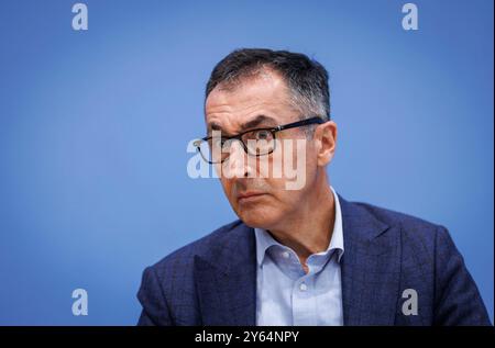 CEM Oezdemir, Bundesminister für Landwirtschaft und Ernaehrung, gibt spricht in der Bundespressekonferenz zur Vorstellung des Ernaehrungsreports 2024 in Berlin, 24.09.2024. Berlin Deutschland *** Cem Oezdemir, Bundesministerin für Landwirtschaft und Ernährung, spricht auf der Bundespressekonferenz zur Präsentation des Ernährungsberichts 2024 in Berlin, 24 09 2024 Berlin Deutschland Copyright: XJulianexSonntagx Stockfoto