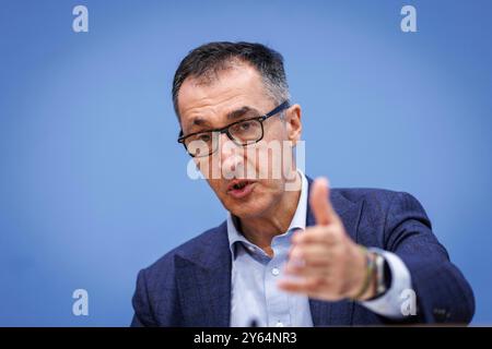 CEM Oezdemir, Bundesminister für Landwirtschaft und Ernaehrung, gibt spricht in der Bundespressekonferenz zur Vorstellung des Ernaehrungsreports 2024 in Berlin, 24.09.2024. Berlin Deutschland *** Cem Oezdemir, Bundesministerin für Landwirtschaft und Ernährung, spricht auf der Bundespressekonferenz zur Präsentation des Ernährungsberichts 2024 in Berlin, 24 09 2024 Berlin Deutschland Copyright: XJulianexSonntagx Stockfoto