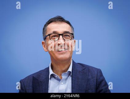 CEM Oezdemir, Bundesminister für Landwirtschaft und Ernaehrung, gibt spricht in der Bundespressekonferenz zur Vorstellung des Ernaehrungsreports 2024 in Berlin, 24.09.2024. Berlin Deutschland *** Cem Oezdemir, Bundesministerin für Landwirtschaft und Ernährung, spricht auf der Bundespressekonferenz zur Präsentation des Ernährungsberichts 2024 in Berlin, 24 09 2024 Berlin Deutschland Copyright: XJulianexSonntagx Stockfoto