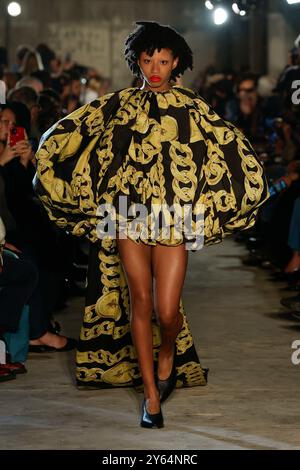 Paris, Frankreich. September 2024. VAQUERA Start- und Landebahn Frühjahr/Sommer 2025 während der Pariser Fashion Week am 2024. September - Paris, Frankreich, 23./09/2024 Credit: dpa/Alamy Live News Stockfoto