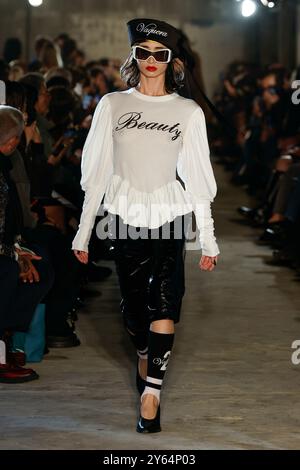 Paris, Frankreich. September 2024. VAQUERA Start- und Landebahn Frühjahr/Sommer 2025 während der Pariser Fashion Week am 2024. September - Paris, Frankreich, 23./09/2024 Credit: dpa/Alamy Live News Stockfoto
