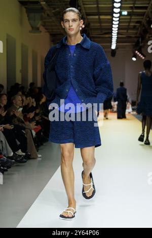 Paris, Frankreich. September 2024. CFCL Frühjahr/Sommer 2025 Laufsteg während der Pariser Fashion Week am 2024. September - Paris, Frankreich, 23/09/2024 Credit: dpa/Alamy Live News Stockfoto
