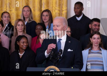 Washington, Vereinigte Staaten. September 2024. US-Präsident Joe Biden begrüßt den Gotham F.C. im Weißen Haus in Washington, DC, um am 23. September 2024 ihre Meisterschaftssaison 2023 zu feiern. Quelle: Chris Kleponis/CNP/dpa/Alamy Live News Stockfoto