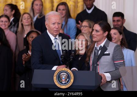 Washington, Vereinigte Staaten. September 2024. US-Präsident Joe Biden begrüßt den Gotham F.C. im Weißen Haus in Washington, DC, um am 23. September 2024 ihre Meisterschaftssaison 2023 zu feiern. Quelle: Chris Kleponis/CNP/dpa/Alamy Live News Stockfoto