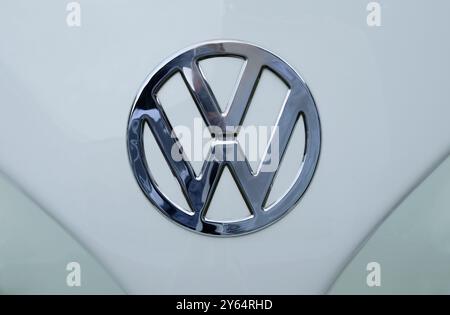 VW-Logo auf dem alten Wohnmobil Stockfoto