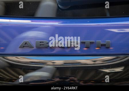 Die Fahrzeuge von Abarth sind berühmt für ihre Aggressivität und Leistung dank verstärkter Motoren und einem sportlichen Design. Stellantis Team, die einzige Tuning-Marke Stockfoto