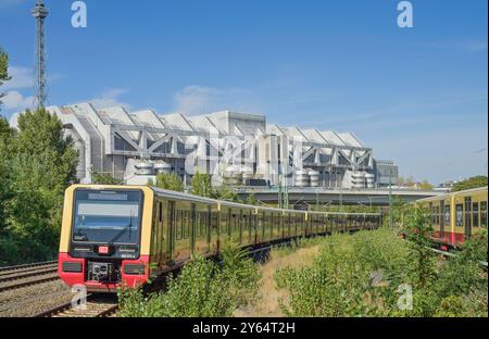 Ringbahn, S-Bahn vor dem Bahnhof Westkreuz, ICC, Westend, Charlottenburg, Berlin, Deutschland *** Ringbahn, S-Bahn vor dem Bahnhof Westkreuz, ICC, Westend, Charlottenburg, Berlin, Deutschland Stockfoto