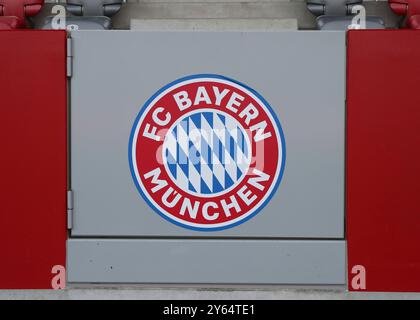 München, Deutschland 23. September 2024: Fussball, FRAUEN, GOOGLE PIXEL FRAUEN-BUNDESLIGA, Saison 2024/2025, FC Bayern München - TSG 1899 Hoffenheim, Campus hier das Logo, Wappen des FC Bayern München auf einer Tür, Tor am Campus Stockfoto