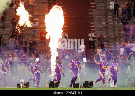 Gelsenkirchen, Deutschland. September 2024. firo: 22.09.2024, American Football, elf, European League of Football, Meisterschaftsspiel 2024, Rhein Fire vs Wikinger die Wikinger laufen in die Veltins-Arena. Quelle: dpa/Alamy Live News Stockfoto