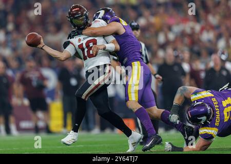 Gelsenkirchen, Deutschland. September 2024. firo: 22.09.2024, American Football, elf, European League of Football, Meisterschaftsspiel 2024, Rhein Fire gegen Vienna Vikings Quarterback Jadrin Clark (Rhein Fire) in Duellen. Quelle: dpa/Alamy Live News Stockfoto