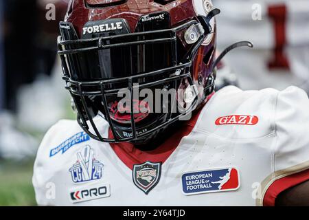 Gelsenkirchen, Deutschland. September 2024. firo: 22.09.2024, American Football, elf, European League of Football, Meisterschaftsspiel 2024, Rhein Fire vs Vienna Wikings komplett maskierter Spieler, Portrait, Credit: dpa/Alamy Live News Stockfoto