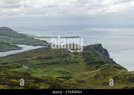 Dieses Bild mit Blick auf die Küste von County Donegal, Irland, zeigt sanfte grüne Hügel, die zu felsigen Klippen am Meer führen Stockfoto