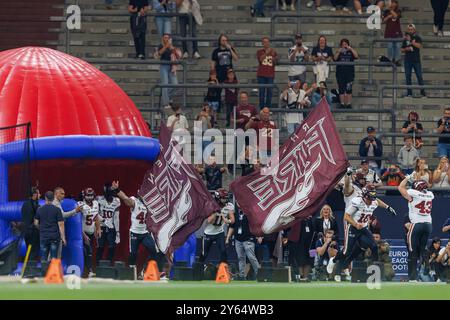 Gelsenkirchen, Deutschland. September 2024. firo: 22.09.2024, American Football, elf, European League of Football, Meisterschaftsspiel 2024, Rhein Fire gegen Wien Wikinger das Rhein Fire Team läuft in die Veltins Arena in Schalke. Quelle: dpa/Alamy Live News Stockfoto