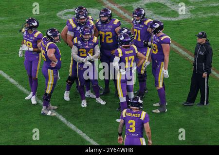 Gelsenkirchen, Deutschland. September 2024. firo : 22.09.2024, American Football, elf, European League of Football, Meisterschaftsspiel 2024, Rhein Fire vs Vienna Wikings das Team der Wikinger bildet eine Huddle, Credit: dpa/Alamy Live News Stockfoto