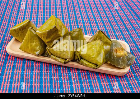 Gefüllte Teigpyramide oder in Bananenblätter gewickelter Teig für chinesische Neujahrsfeiern. Stockfoto