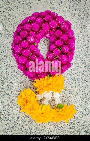 Handgefertigte Globus Amaranth Blumengirlande, Blumengirlande im Songkran Day Symbol. Stockfoto