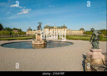 Schloss Drottningholm wurde 1750 in Stockholm fertiggestellt. Der Palast ist die Residenz der schwedischen Königsfamilie und gehört zum UNESCO-Weltkulturerbe. Stockfoto