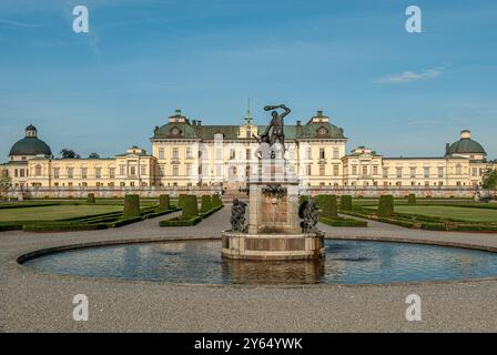 Schloss Drottningholm wurde 1750 in Stockholm fertiggestellt. Der Palast ist die Residenz der schwedischen Königsfamilie und gehört zum UNESCO-Weltkulturerbe. Stockfoto