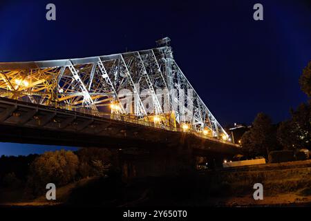 Historische Loschwitzbrücke, Blaues Wunder, beleuchtet, in Dresden über der Elbe bei Nacht Stockfoto