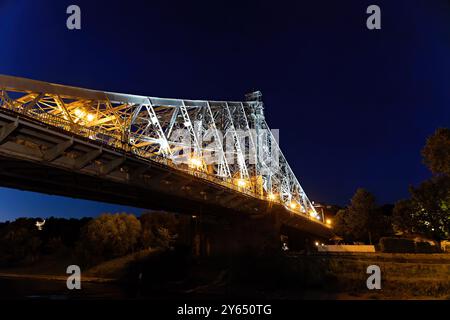 Historische Loschwitzbrücke, Blaues Wunder, beleuchtet, in Dresden über der Elbe bei Nacht Stockfoto