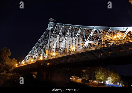 Historische Loschwitzbrücke, Blaues Wunder, beleuchtet, in Dresden über der Elbe bei Nacht Stockfoto