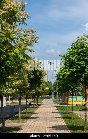 Grosny, Republik Tschetschenien, Russland: 12.05.2024. Blick auf die Verwaltungsgebäude der Stadt Grosny und den Blumenpark im Stadtzentrum. Stockfoto