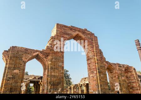 Quwwat-ul-Islam Moschee im Qutab Minar Komplex, UNESCO-Weltkulturerbe in Neu-Delhi, Indien Stockfoto