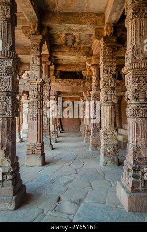 Komplizierte Steinschnitzereien in Qutb Minar/Qutub Minar/Qutab Minar, einem UNESCO-Weltkulturerbe in Neu-Delhi, Indien Stockfoto