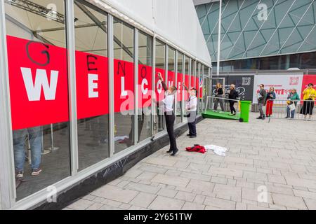 Liverpool, Großbritannien. SEPTEMBER 2024. Die Labour Party-Konferenz schreibt „Genocide Conference“ auf dem Eingangsbereich Credit Milo Chandler/Alamy Live News Stockfoto